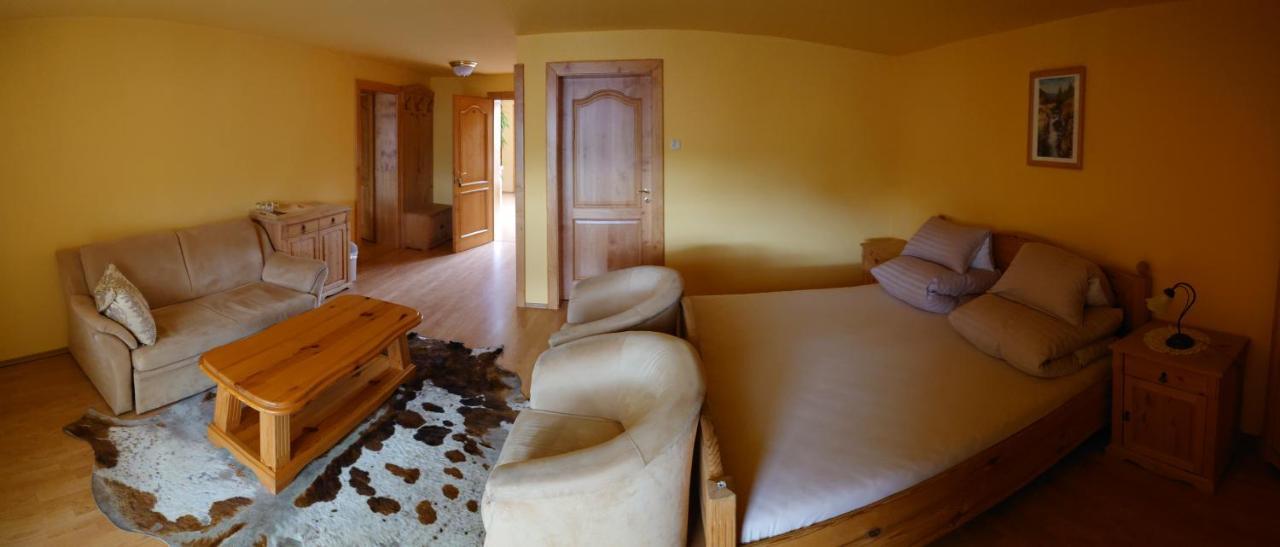 Penzion Lucs Heľpa Exterior foto